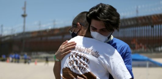 'Abrazos, no muros' - familias se reúnen en frontera entre México y Estados