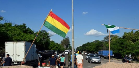 Unas organizaciones sociales que apoyan al gobierno boliviano bloquean una autopista en Santa Cruz para evitar la entrada y salida de alimentos el 26 de octubre de 2022 © AFP Aizar Raldés