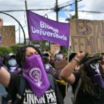 Cientos de mujeres protestan contra los femicidios en Ecuador