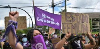 Cientos de mujeres protestan contra los femicidios en Ecuador