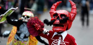 Desfile del Día de Muertos deleita a millones de personas en México