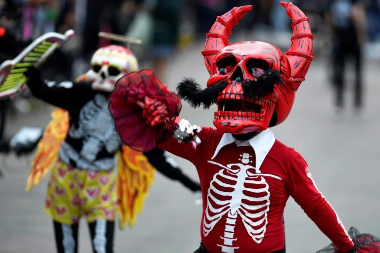 Desfile del Día de Muertos deleita a millones de personas en México