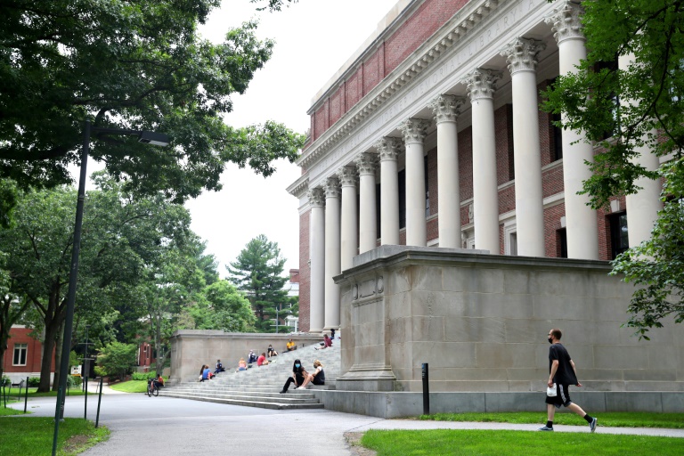 Estudiantes latinos defienden política de admisiones en Harvard