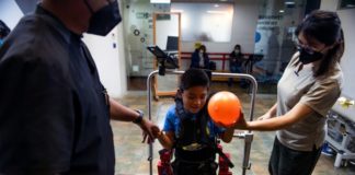 Exoesqueletos ofrecen “movilidad” a niños con parálisis cerebral en México
