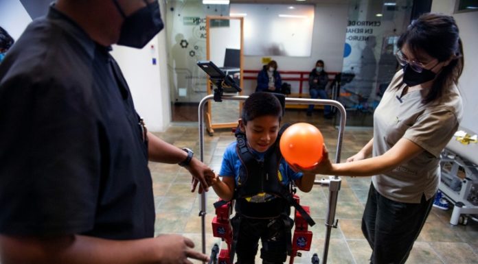 Exoesqueletos ofrecen “movilidad” a niños con parálisis cerebral en México