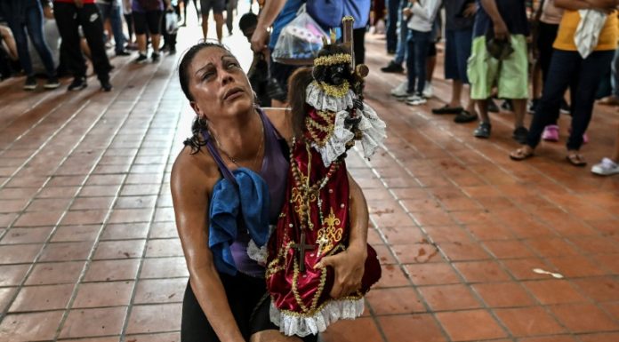 Feligreses veneran al Cristo Negro de Portobelo en Panamá