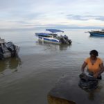 Migrantes rumbo a EEUU esperan transporte en un puerto de Colombia