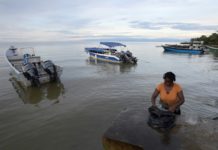 Migrantes rumbo a EEUU esperan transporte en un puerto de Colombia