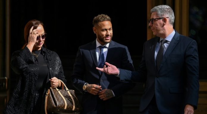 Neymar y su padre niegan irregularidades en traspaso al Barcelona