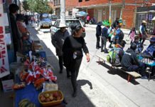 Niños bolivianos se alejan del celular aprendiendo ajedrez en la calle