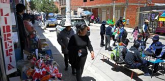 Niños bolivianos se alejan del celular aprendiendo ajedrez en la calle