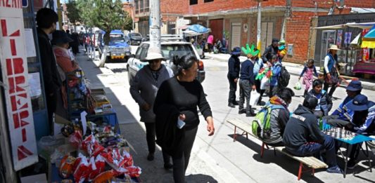 Niños bolivianos se alejan del celular aprendiendo ajedrez en la calle