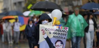 Protestan en Colombia contra proyecto de reforma fiscal de Petro