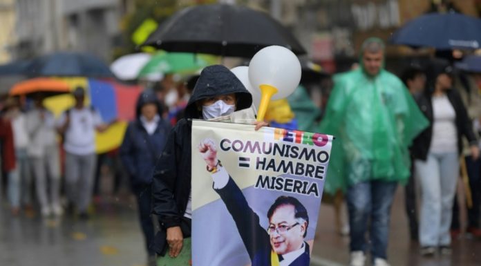 Protestan en Colombia contra proyecto de reforma fiscal de Petro
