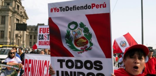 Protestan en el centro de Lima contra el presidente Pedro Castillo