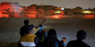 Recorridos nocturnos en pirámides de Perú enseñan la cultura milenaria