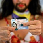 Shane, la primera persona en recibir un carnet de identidad «X” en Chile Shane, la primera persona en recibir un carnet de identidad “X” en Chile