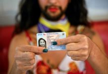 Shane, la primera persona en recibir un carnet de identidad “X” en Chile