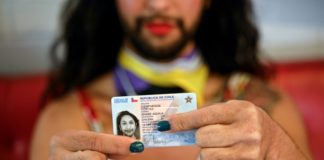 Shane, la primera persona en recibir un carnet de identidad “X” en Chile