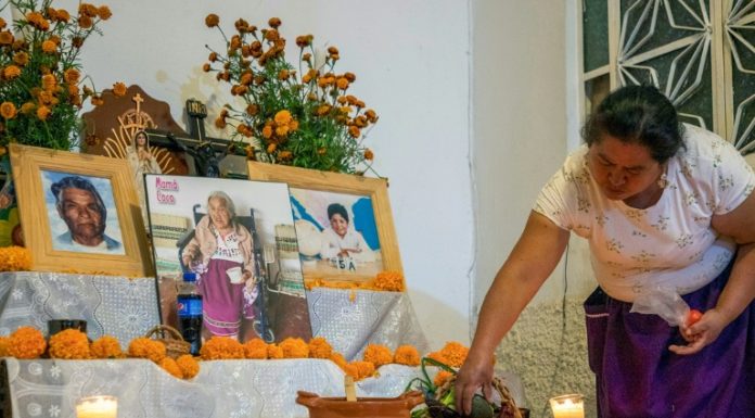Mexicanos rinden homenaje a “Mamá Coco” en el Día de Muertos