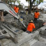 Migrantes ayudan a reconstruir zona devastada por Ian en Florida