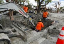 Migrantes ayudan a reconstruir zona devastada por Ian en Florida