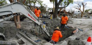 Migrantes ayudan a reconstruir zona devastada por Ian en Florida