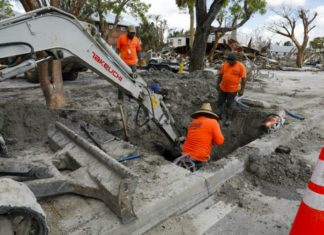 Migrantes ayudan a reconstruir zona devastada por Ian en Florida