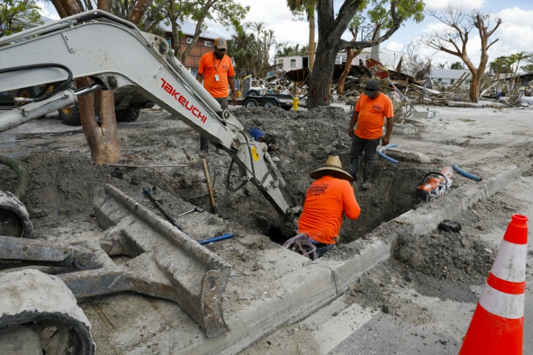 Migrantes ayudan a reconstruir zona devastada por Ian en Florida