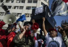 Miles de peruanos reclaman la renuncia del presidente Castillo