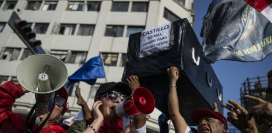 Miles de peruanos reclaman la renuncia del presidente Castillo