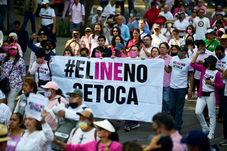 Protestan en México contra reforma electoral de López Obrador