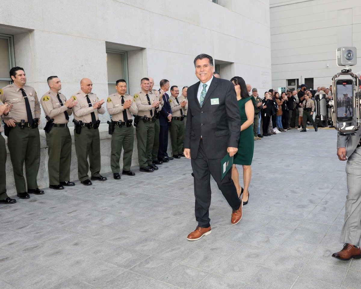 Robert Luna asume mando del Departamento del Alguacil del Condado de Los Ángeles