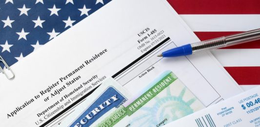 USCIS rediseña tarjetas de residencia permanente y autorización de empleo