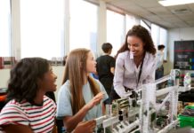 Programa ofrece becas de estudios sobre STEM a jóvenes de todo el mundo