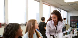 Programa ofrece becas de estudios sobre STEM a jóvenes de todo el mundo