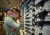 Refuerzan reglamentos de porte y venta de armas en el condado de Los Ángeles
