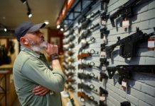 Refuerzan reglamentos de porte y venta de armas en el condado de Los Ángeles