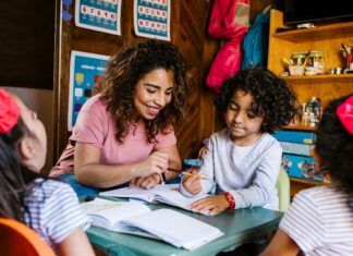 Maestra y estudiantes