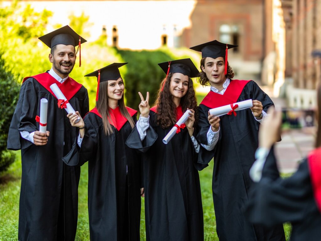 TurboTax ofrece becas a estudiantes latinos a través del programa #LeadingConEducación