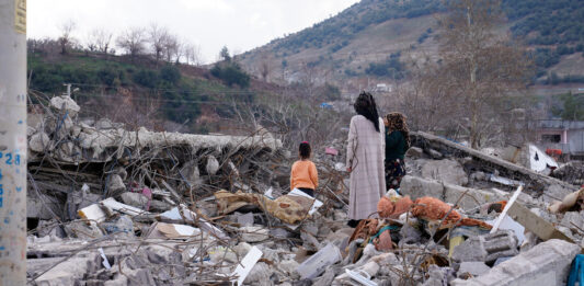 Agricultores y comunidades rurales de Turquía reconstruyen a partir de escombros