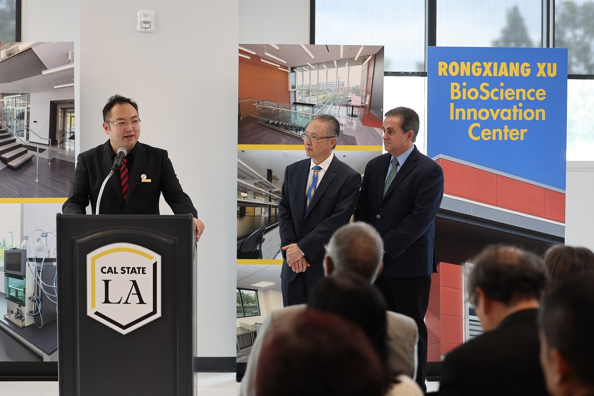 Cal State LA inaugura Centro de Innovación en Biociencias Rongxiang Xu
