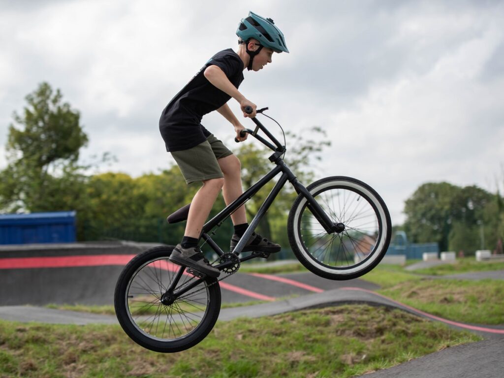 Cómo ajustar correctamente el casco de bicicleta para niños