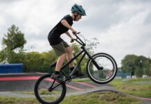 Cómo ajustar correctamente el casco de bicicleta para niños