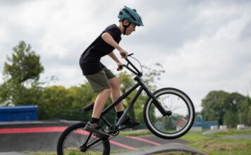 Cómo ajustar correctamente el casco de bicicleta para niños
