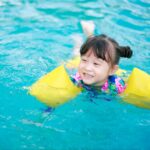 Cómo mantener a sus hijos seguros cuando están en una piscina