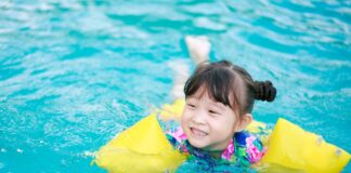Cómo mantener a sus hijos seguros cuando están en una piscina