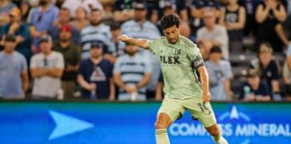 LAFC derrota 2-1 al Sporting Kansas City con ayuda de Carlos Vela