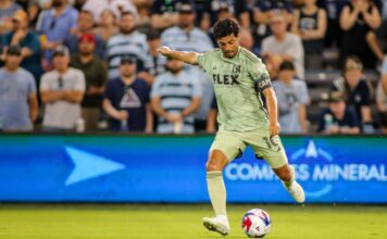 LAFC derrota 2-1 al Sporting Kansas City con ayuda de Carlos Vela LAFC derrota 2-1 al Sporting Kansas City con ayuda de Carlos Vela