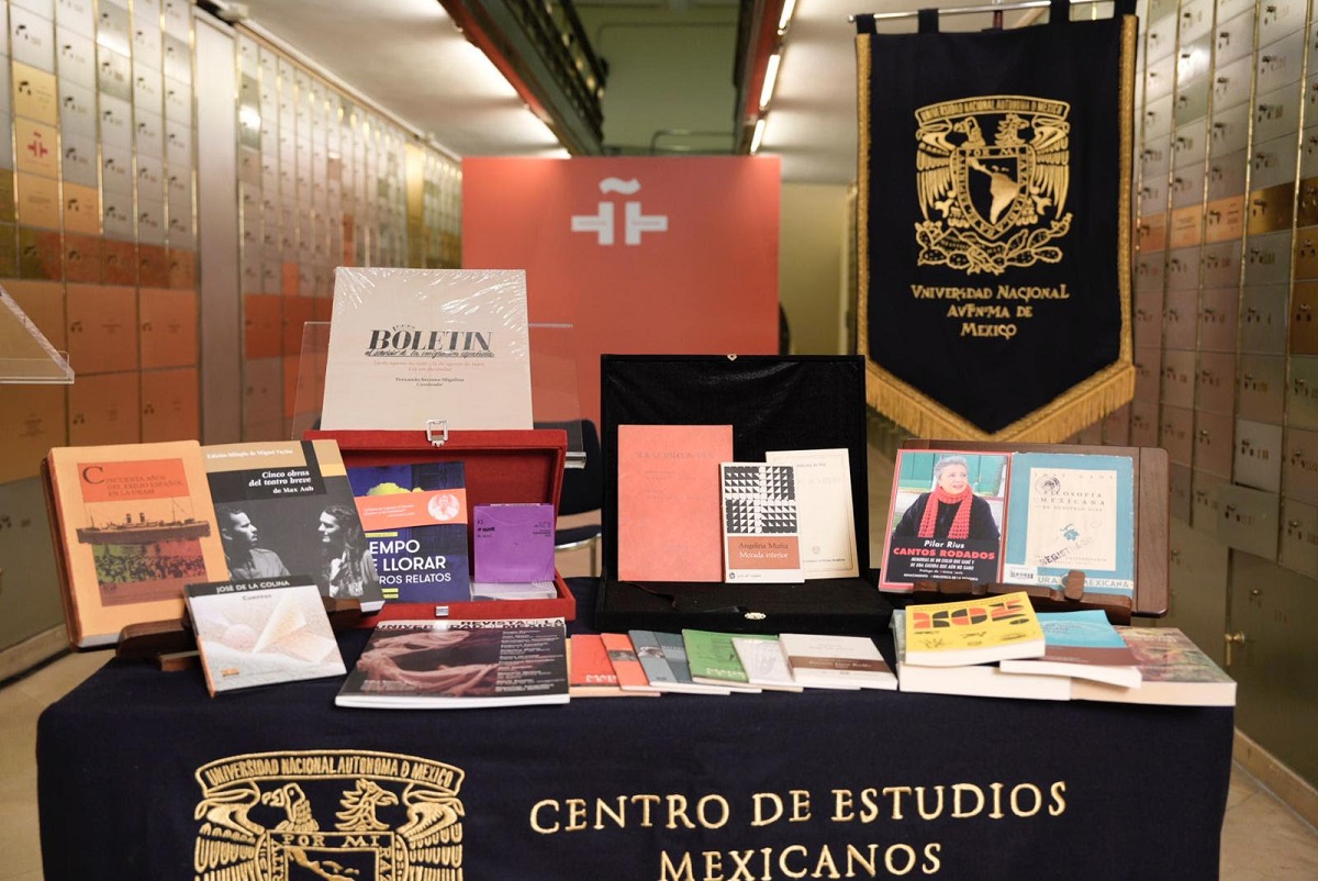 Caja de las Letras del Instituto Cervantes recibe legado del exilio español en la UNAM